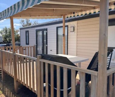 Terrasse ombragée d'un mobil home dans le camping sol a gogo 3 chambres