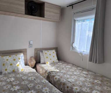 Chambre avec deux lits simples dans le logement casa Laetitia