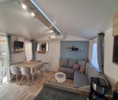 Salon et coin repas du mobil-home casa Laetitia