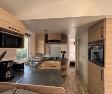 Cuisine équipée et coin repas dans le mobil-home Casa Laetitia
