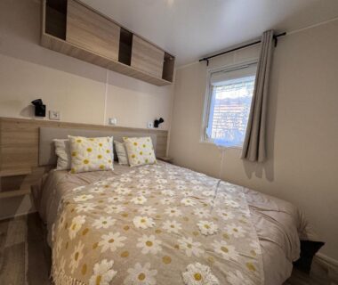 Chambre avec lit double et literie fleurie dans la casa Laetitia