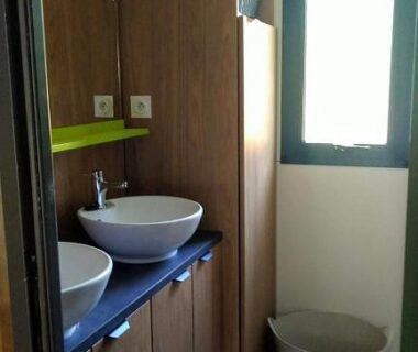 Salle de bains avec double vasque dans le chalet