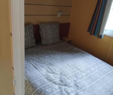 Chambre avec lit double dans le mobile home chez regis et jennifer