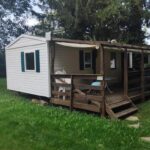 Mobil-home avec terrasse en bois sur pelouse chez regis et jennifer Mobile home 6 personnes