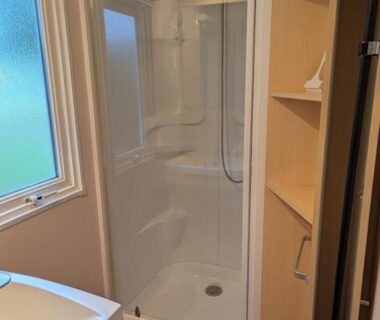 Salle de bain avec douche et lavabo dans le mobile home Chez Regis et Jennifer