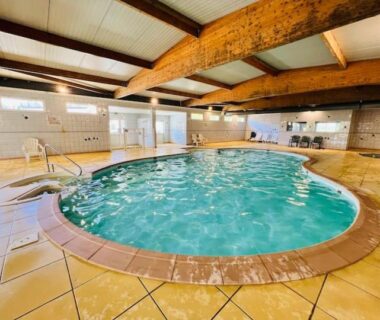 Piscine intérieure du camping chez regis et jennifer mobile home 6 personnes