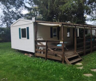 Mobil-home avec terrasse en bois sur pelouse chez regis et jennifer Mobile home 6 personnes