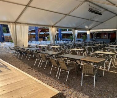 Terrasse couverte avec tables et chaises au camping chez regis et jennifer mobile home 6 personnes