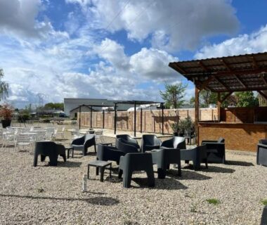 Espace extérieur avec chaises et tables sur gravier au camping chez regis et jennifer Mobile home 6 personnes