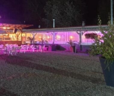 Terrasse éclairée avec tables et chaises chez regis et jennifer mobile home 6 personnes