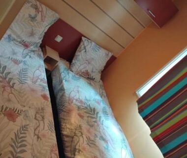 Chambre du mobile home 6 personnes avec deux lits jumeaux chez Régis et Jennifer