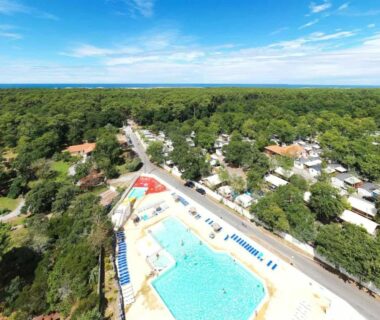 Piscine extérieure et solarium au cœur de la pinède du cosy mobil home forêt et plage