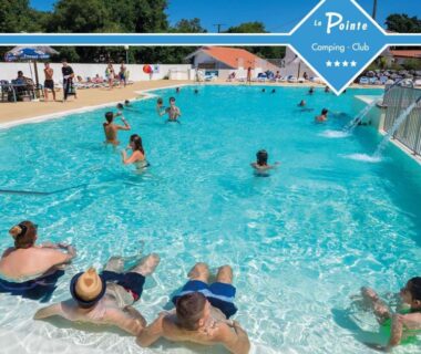 Piscine du camping avec baigneurs et jets d'eau du cosy mobil home forêt et plage