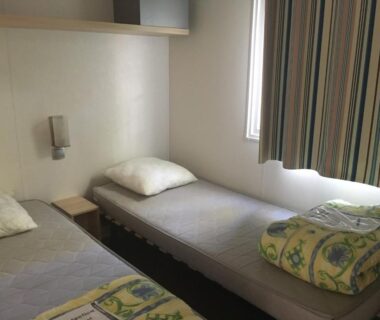 Chambre avec deux lits simples dans le Domaine de la Sainte Baume