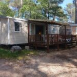 Terrasse en bois devant mobil-home au domaine de la sainte baume