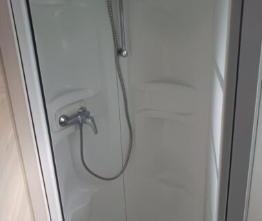 Cabine de douche dans l'hébergement du domaine de la sainte baume