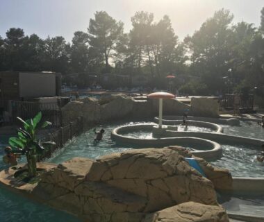 Piscine extérieure avec petits bassins circulaires jeux d'eau et rochers au domaine de la sainte baume