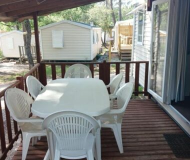 Terrasse couverte avec table et chaises du domaine de la sainte baume