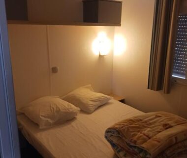 Chambre avec lit double et lampe au domaine de la sainte baume