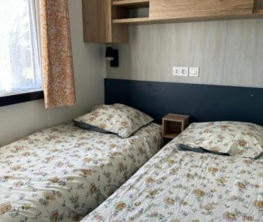 Chambre avec deux lits dans le domaine de litteau