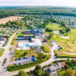 Vue aérienne du camping avec piscine au Domaine de Litteau