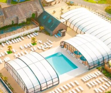 Complexe aquatique avec piscines couvertes et toboggan au domaine de Litteau