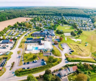 Vue aérienne du camping avec piscine au Domaine de Litteau