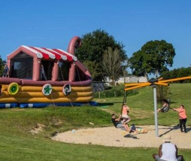 Aire de jeux avec château gonflable et tyrolienne au domaine de litteau