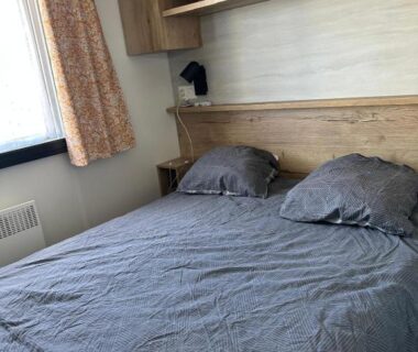 Chambre avec lit double et fenêtre dans le domaine de litteau