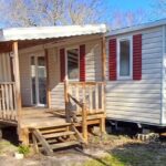 Mobil-home avec terrasse en bois au camping eleganzia