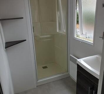 Salle de bain compacte avec cabine de douche du camping eleganzia