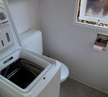 Coin buanderie avec lave-linge et WC du camping eleganzia