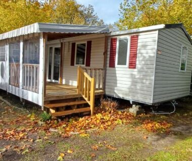 Emplacement de camping avec mobil-home et véranda au mobil-home Eleganzia