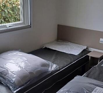 Chambre avec deux lits simples et fenêtre dans l'hébergement Eleganzia