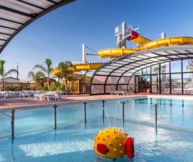 Piscine couverte avec toboggan au family’s dream Canet plage à pied Mobile-home tout confort avec terrasse piscines et parc aquatique
