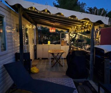 Terrasse éclairée avec table et guirlandes du mobile-home family's dream Canet plage à pied
