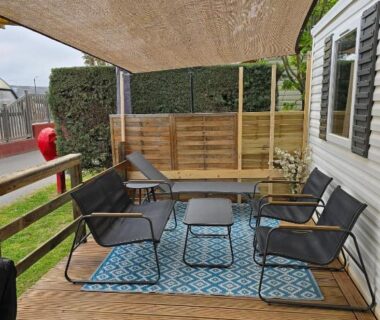 Terrasse en bois avec salon extérieur du Family's Dream Canet Plage