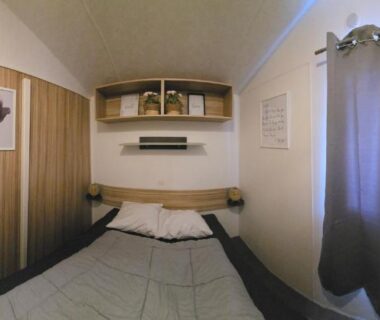 Intérieur chambre avec lit double et placard du mobile-home family's dream Canet plage à pied