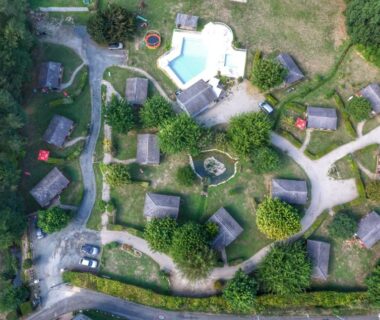 Piscine extérieure et chaises longues à l'hôtel gites le clos du moulin