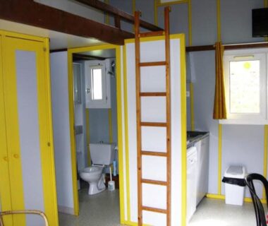 Intérieur du chalet avec kitchenette et salle d'eau à la Frégière Chalets