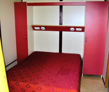 Chambre avec lit double et rangements dans le chalet la Frégière Chalets