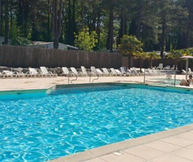 Piscine extérieure et transats au camping la dune blanche