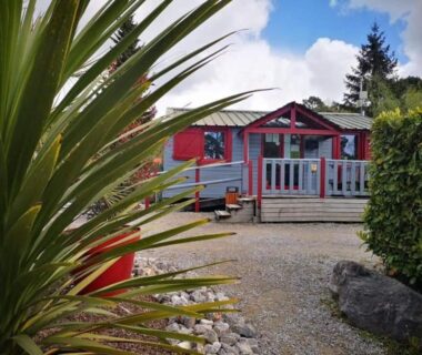Allée gravillonnée et terrasse de mobil-home au camping la dune blanche