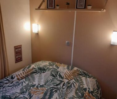 Chambre avec lit double et lampes dans la dune blanche