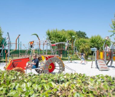Aire de jeux avec structure et toboggan au camping la Ferme des 4 Chênes
