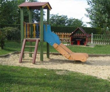 Aire de jeux avec toboggan et bac à sable au camping la ferme des 4 chenes