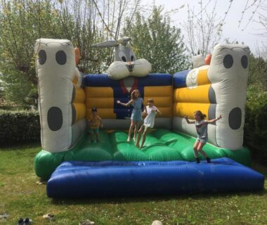 Aire de jeux gonflable avec enfants dans le camping la ferme des 4 chenes