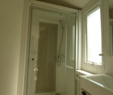 Salle de bain avec cabine de douche au Camping Des 3 Lacs