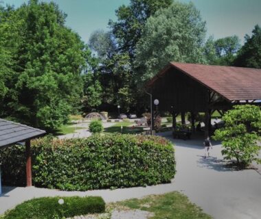 Espace ombragé avec terrasse couverte au Camping Des 3 Lacs