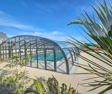 Piscine couverte sous dôme vitré dans le camping le Nomatitoz